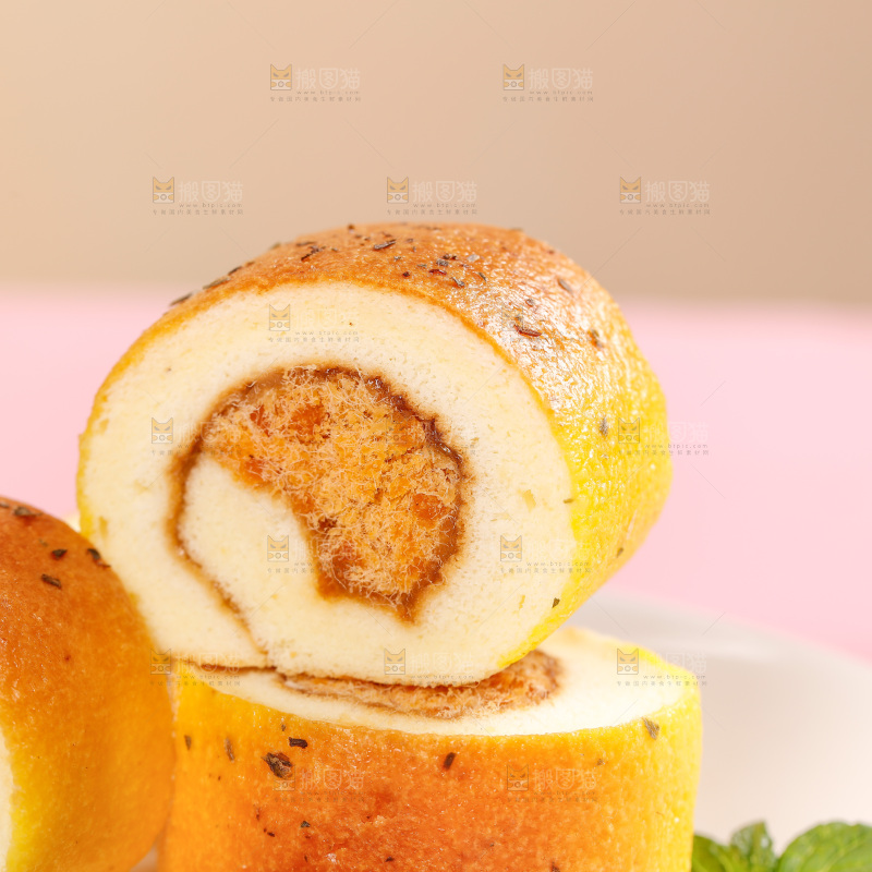 盘子里的肉松蛋糕卷