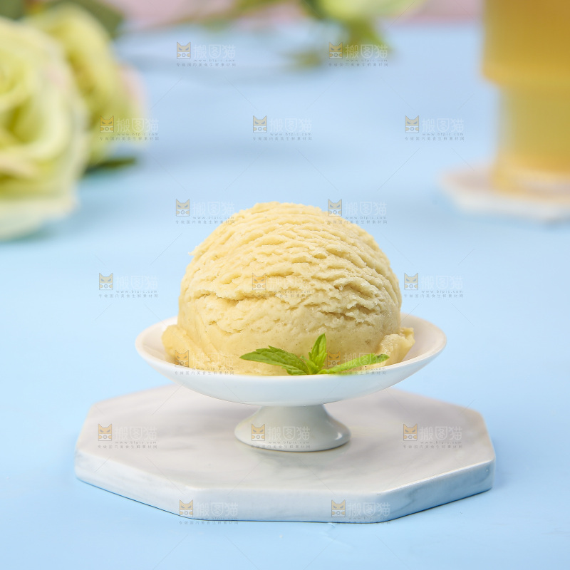 浅底上的酸奶冰淇淋
