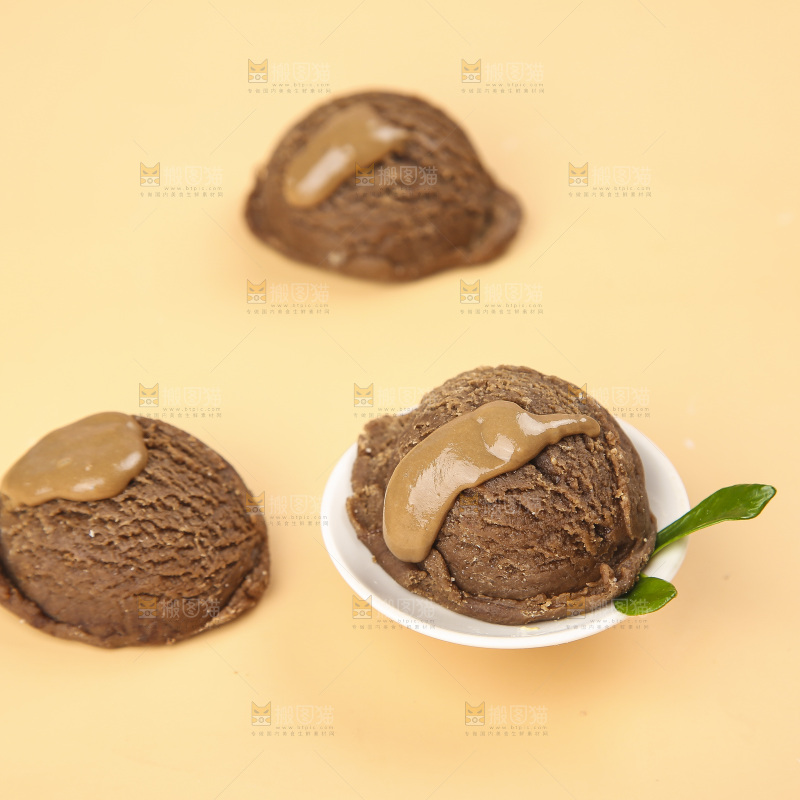 浅底上的巧克力冰激凌