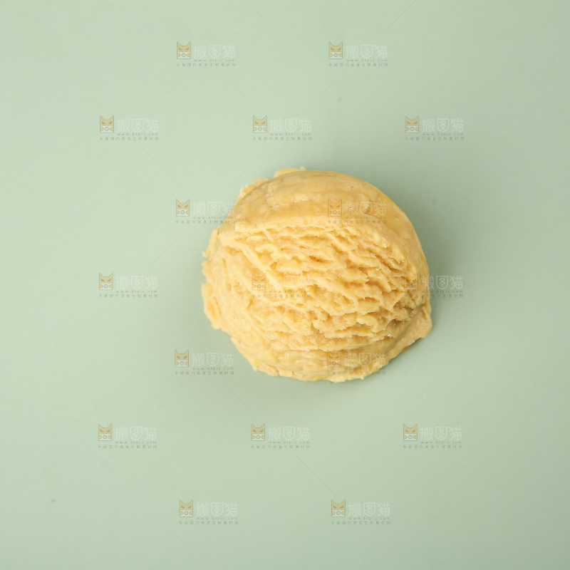 浅底上的奶油冰淇淋