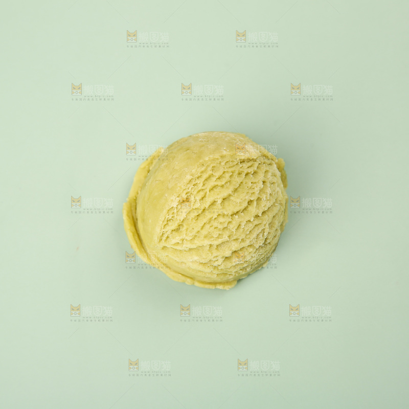 浅底上的奶油冰淇淋