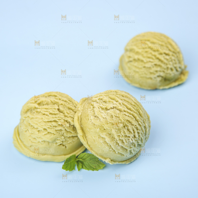 浅底上的抹茶冰淇淋