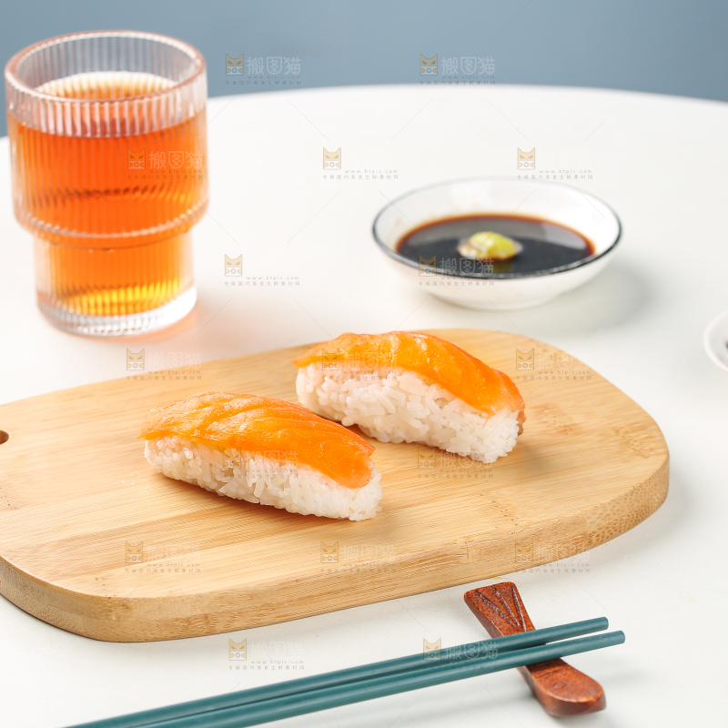 木板上放着三文鱼寿司
