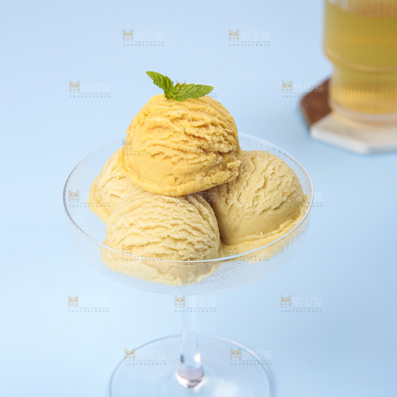 玻璃杯里的冰激凌球