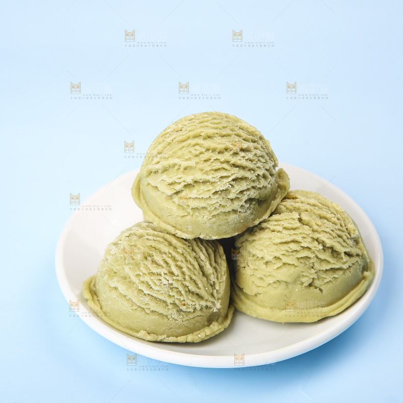 碟子里的冰激凌球
