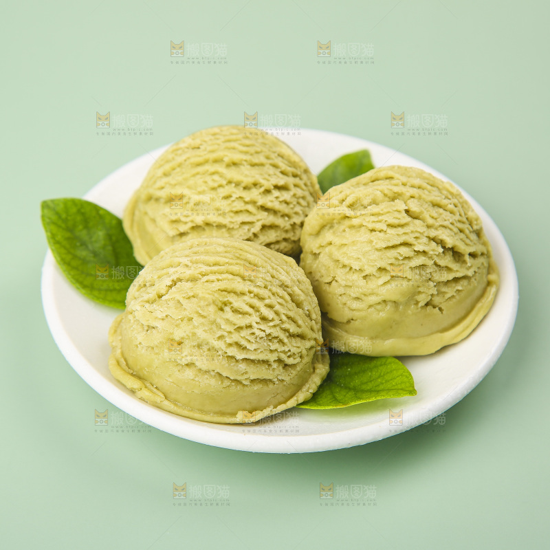 碟子里的冰激凌球