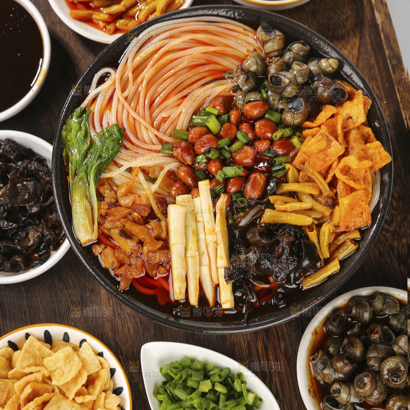 木盘里的螺蛳粉配料