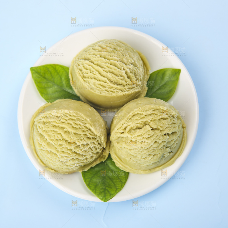 盘子里的抹茶冰淇淋