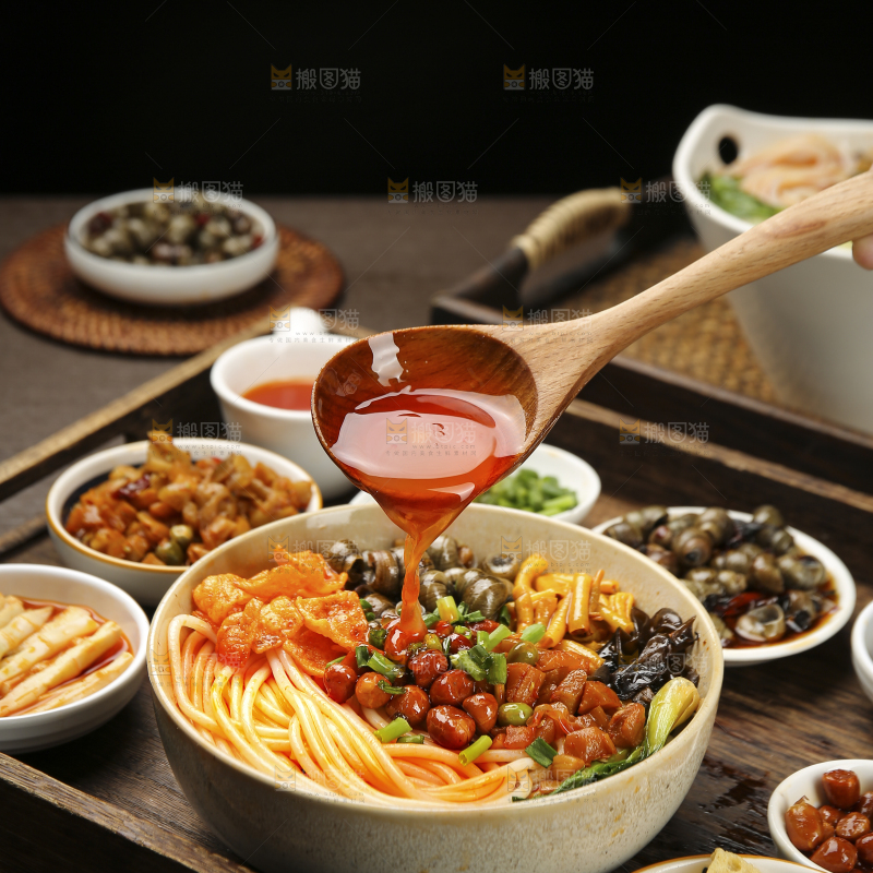 木盘里的螺蛳粉食材