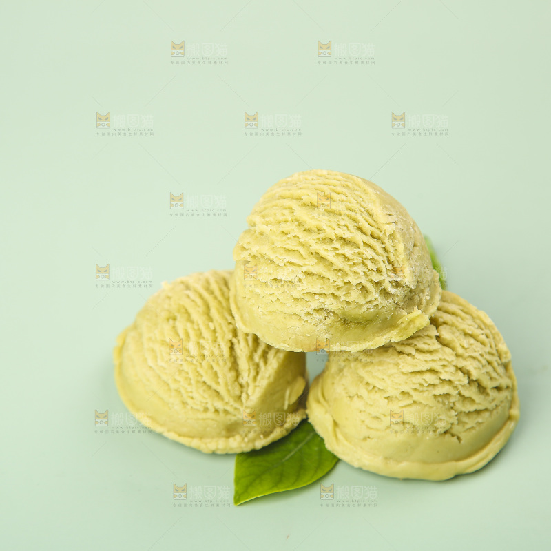 浅底上的奶油冰淇淋