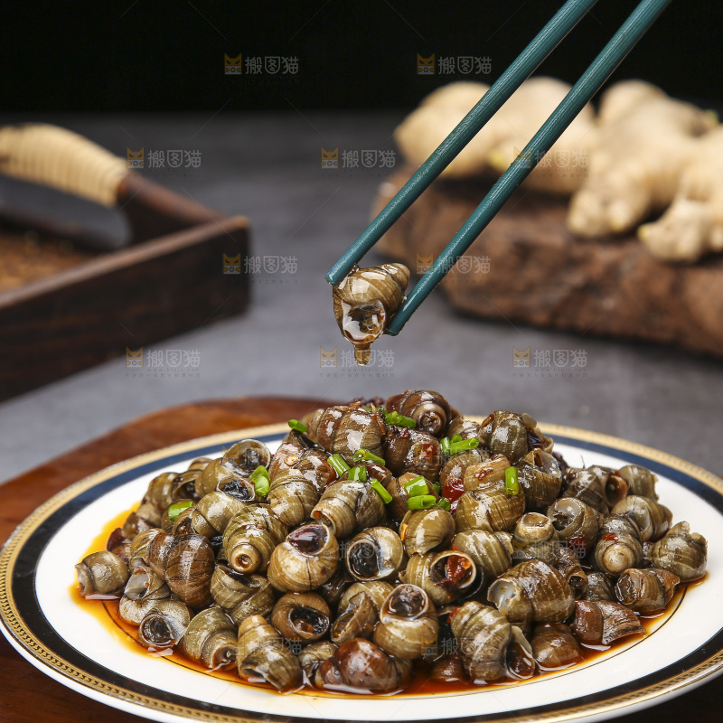 筷子上夹着香辣螺丝
