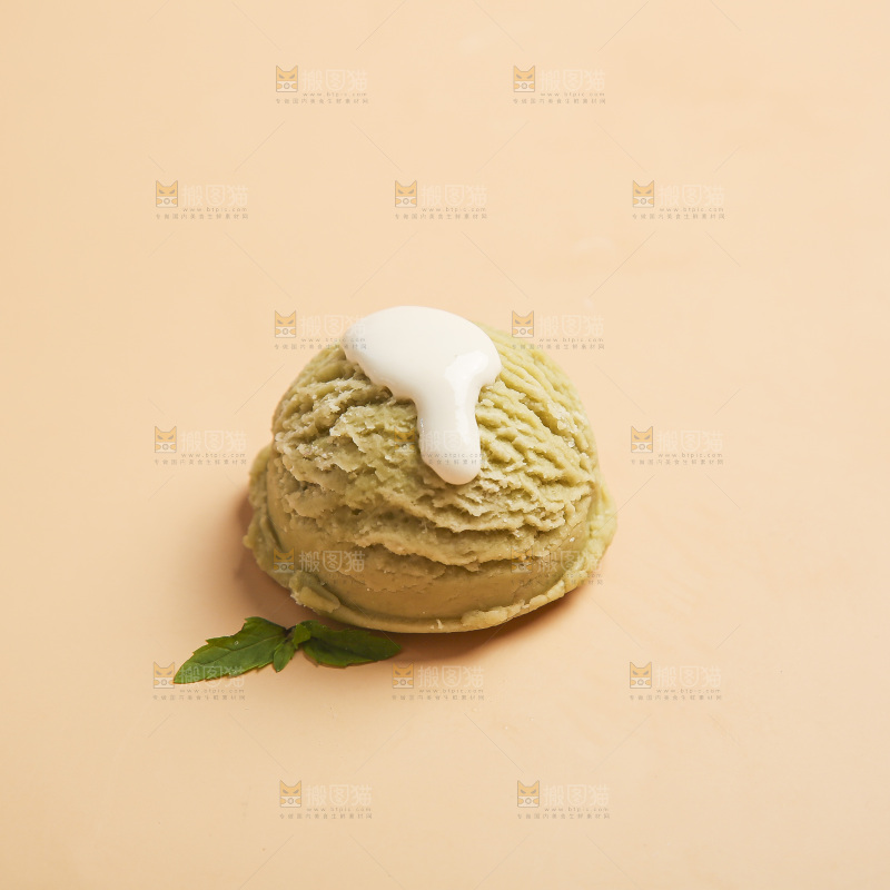 浅底上的奶油冰淇淋