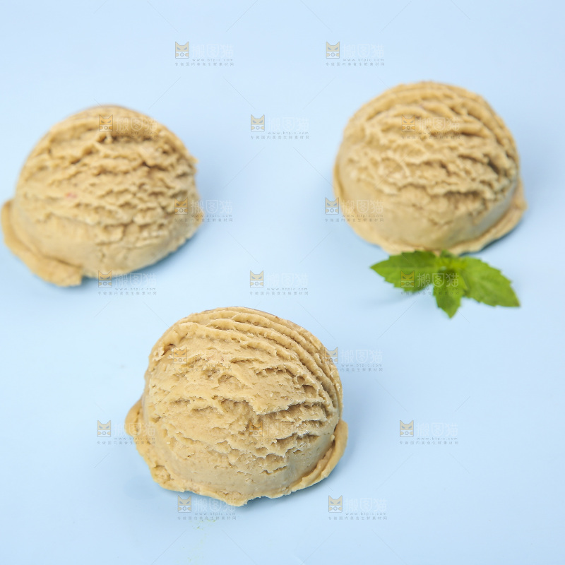 浅底上的奶油冰淇淋