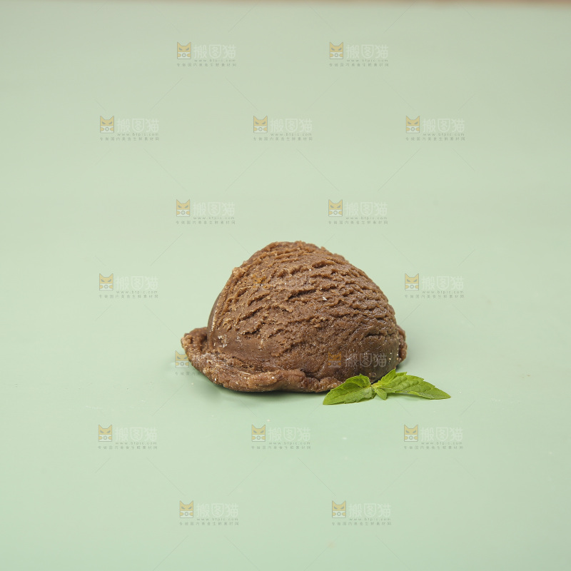 浅底上的巧克力冰激凌