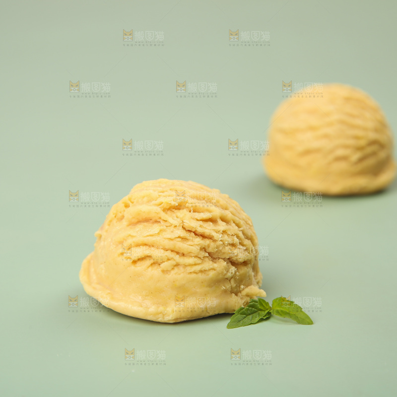 浅底上的冰激凌球