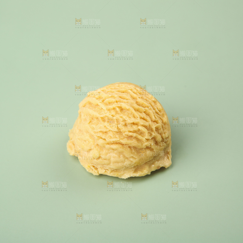 浅底上的奶油冰淇淋
