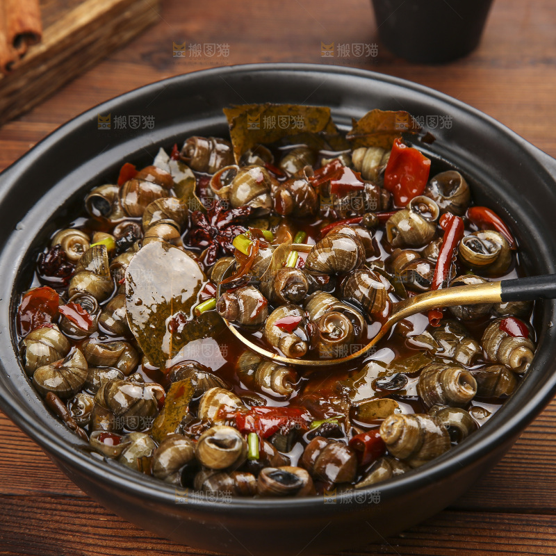 勺子上舀着香辣田螺