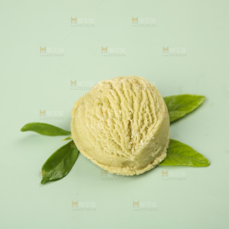 浅底上的奶油冰淇淋