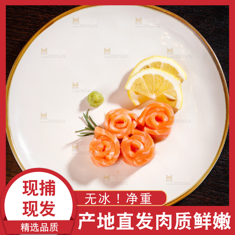 盘子里的三文鱼卷