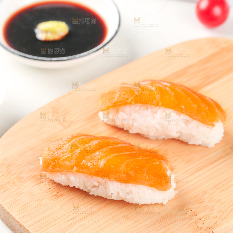 木板上放着三文鱼寿司