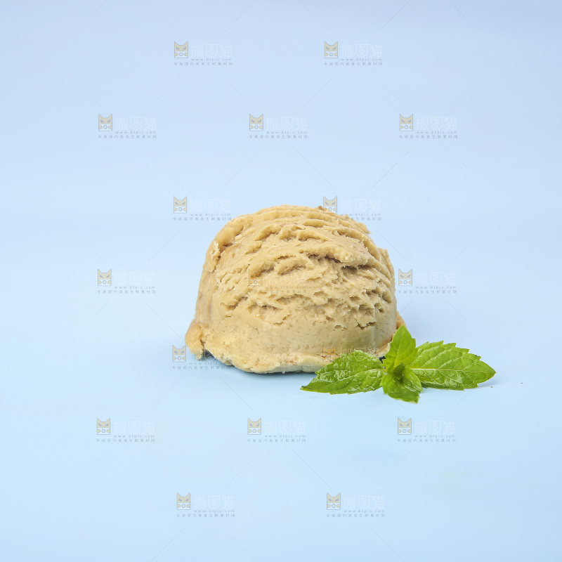浅底上的奶油冰淇淋