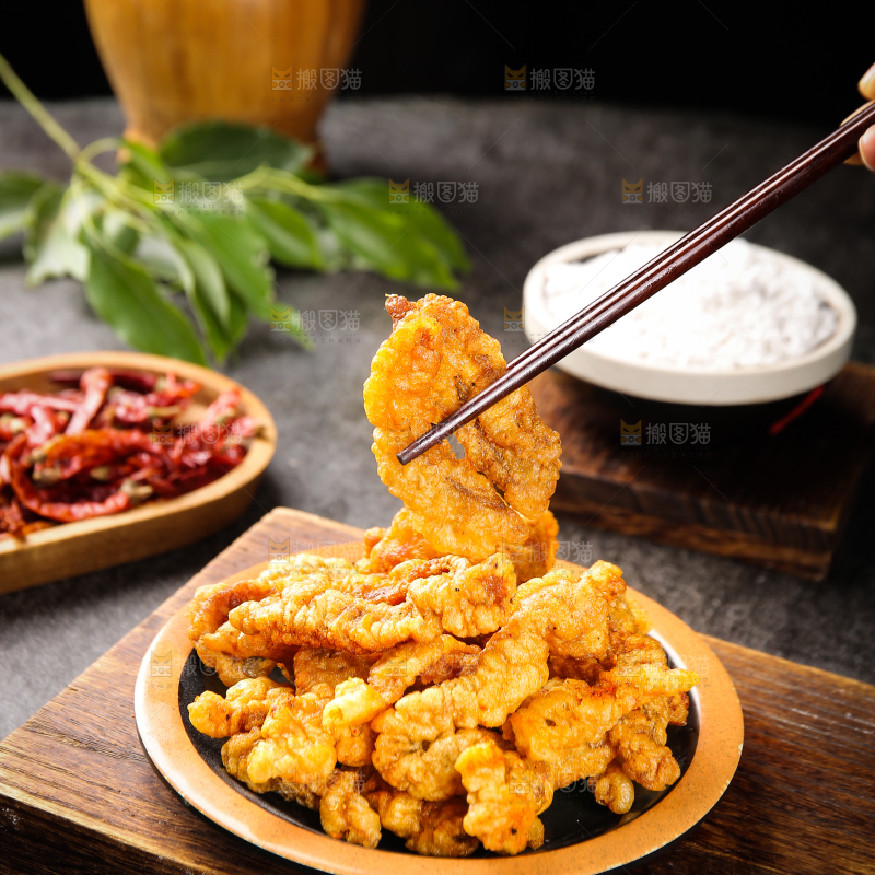 筷子上夹着油炸酥肉