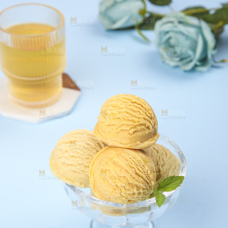 玻璃碗里的奶油冰淇淋