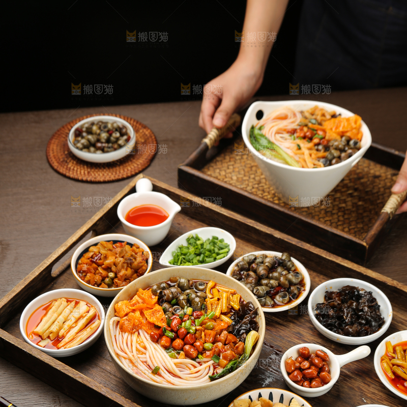 木盘里的螺蛳粉食材