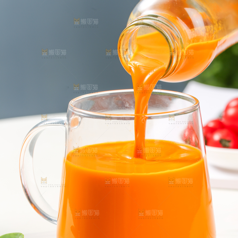 手里倒着沙棘果汁