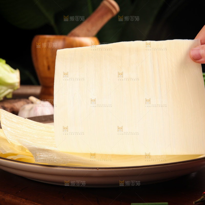 手里拿着东北烤冷面皮