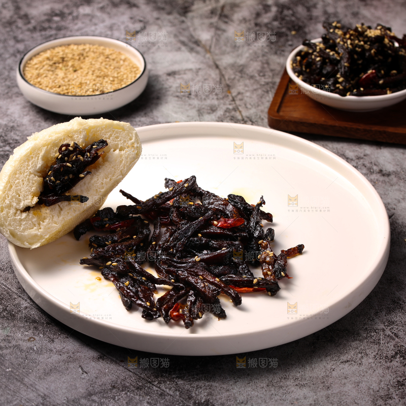盘子里的香辣芥肉条