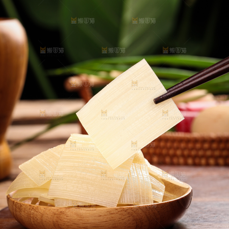 筷子上夹着烤冷面皮