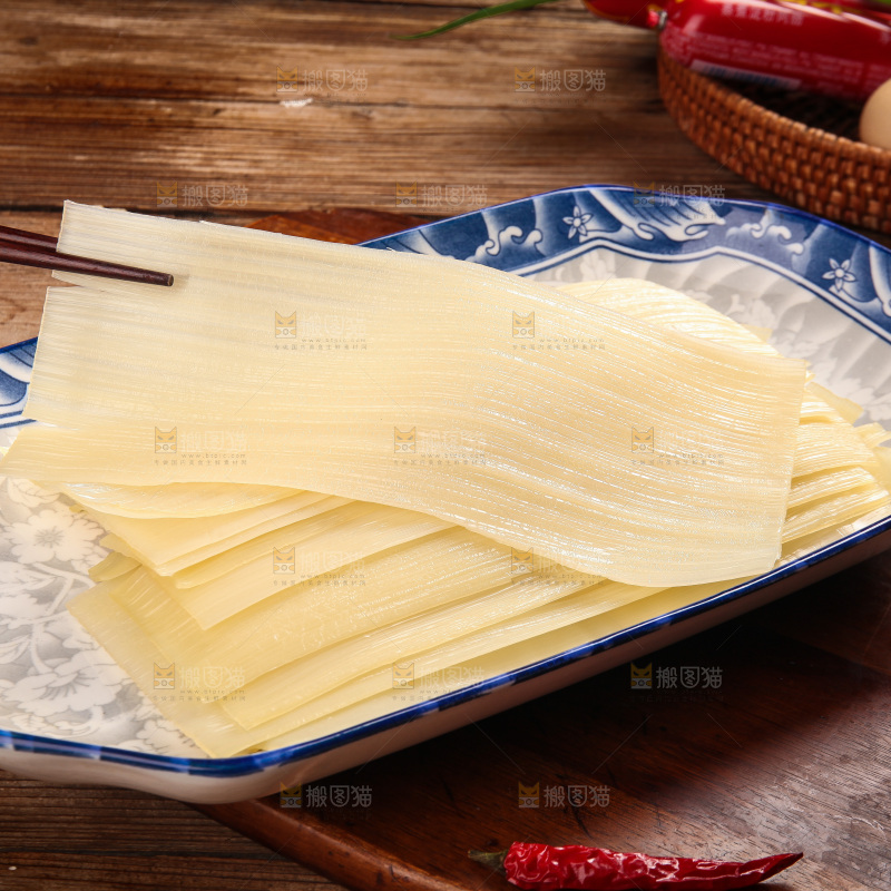 筷子里夹着冷面片