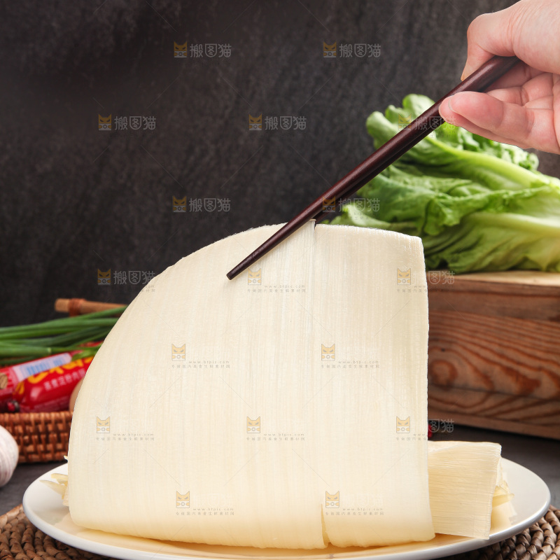 筷子上夹着烤冷面皮