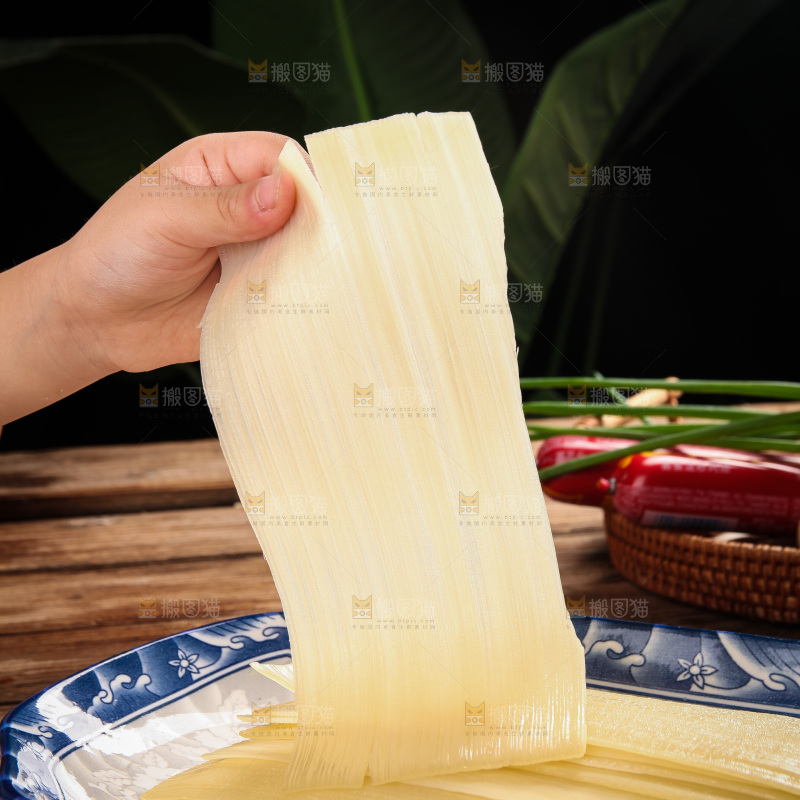 手里拿着冷面饼