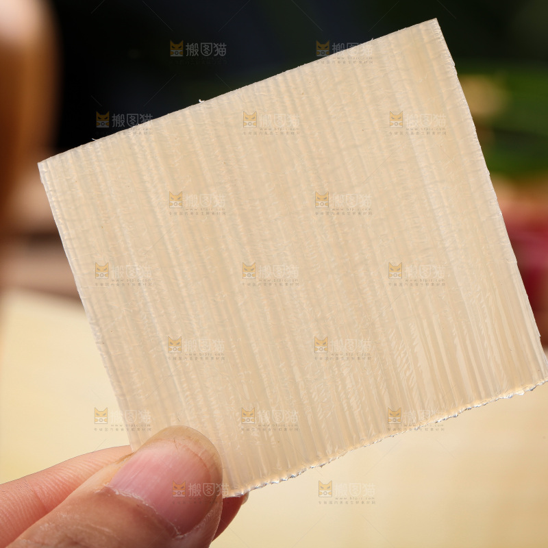 手里拿着烤冷面片