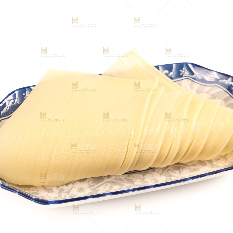 白底上的一盘冷面片