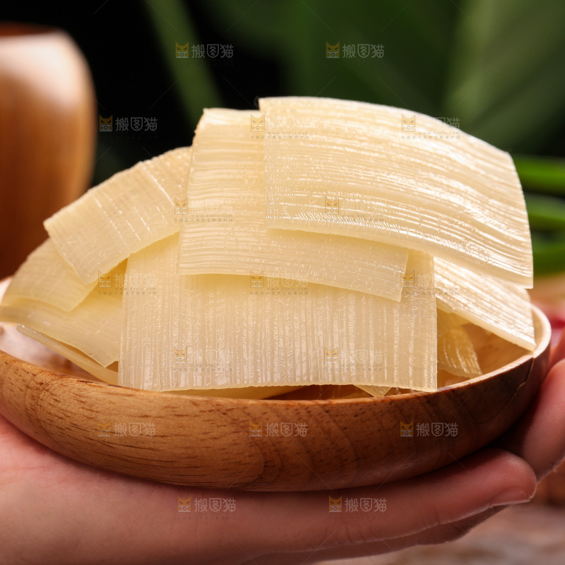 手上放着一盘冷面皮