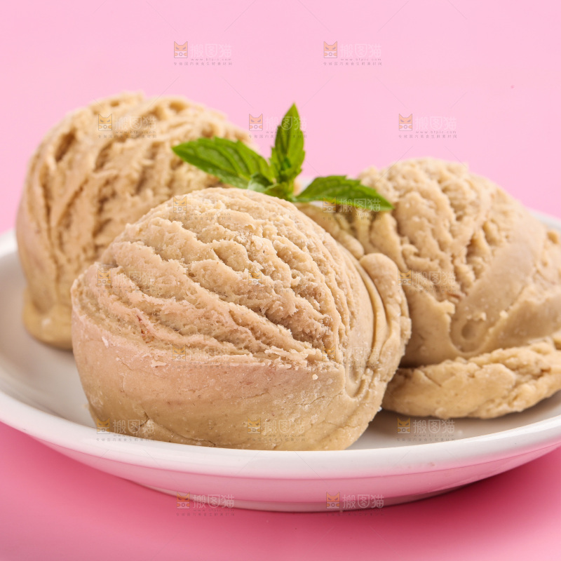 盘子里的奶油冰淇淋