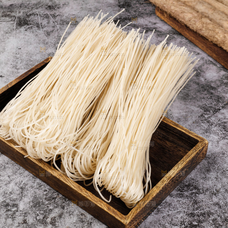 木盘里的野生葛根粉条