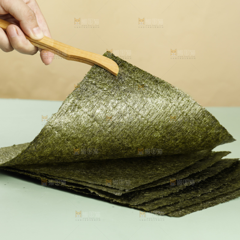 夹子夹着寿司海苔片