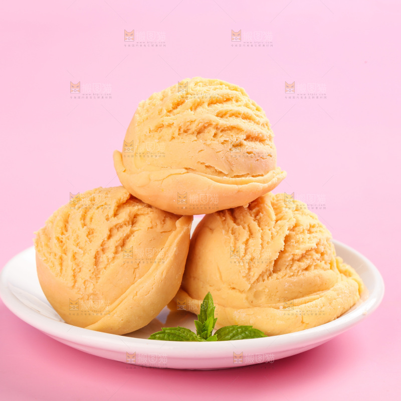 盘子里的奶油冰淇淋
