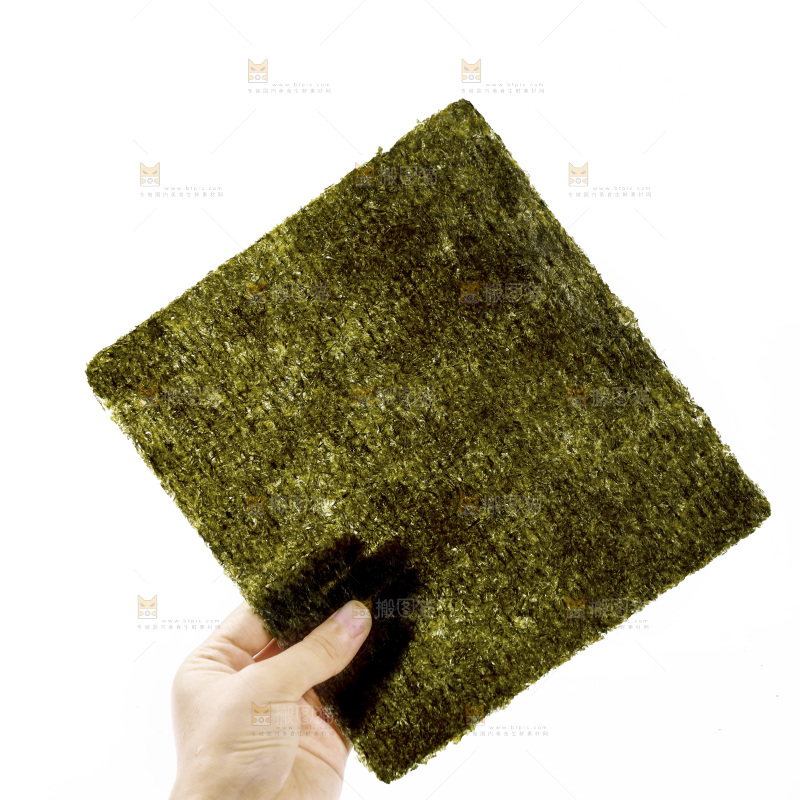 手里拿着海苔片