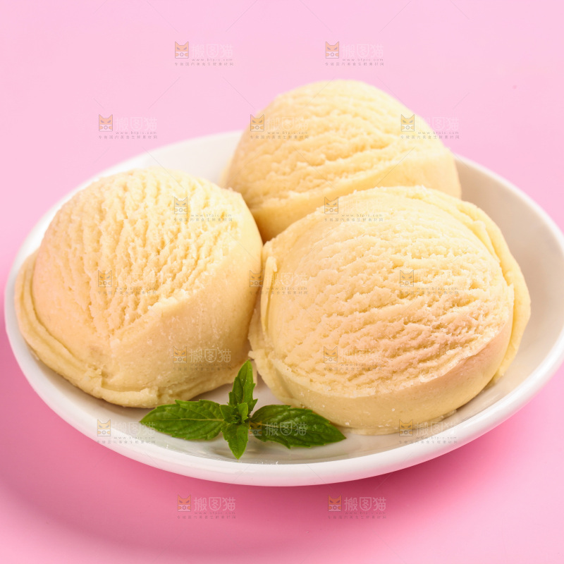 盘子里的酸奶冰淇淋