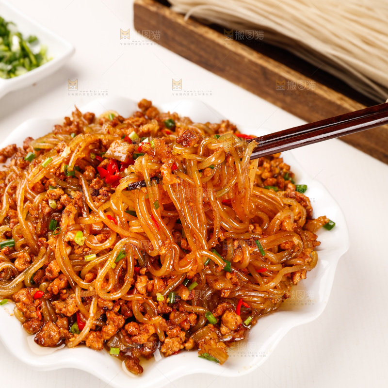 筷子上夹着肉末炒粉条