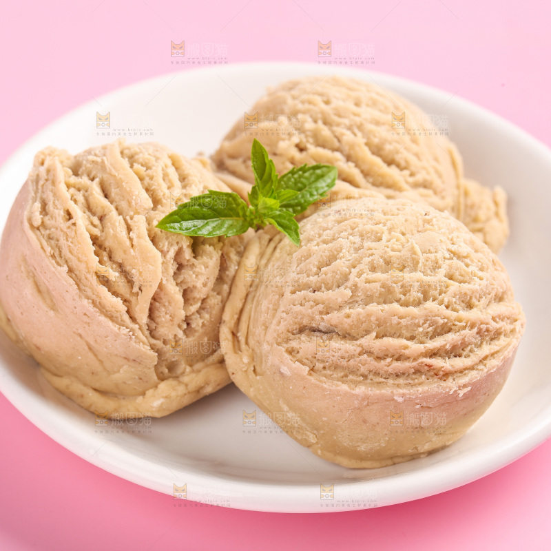 盘子里的酸奶冰淇淋