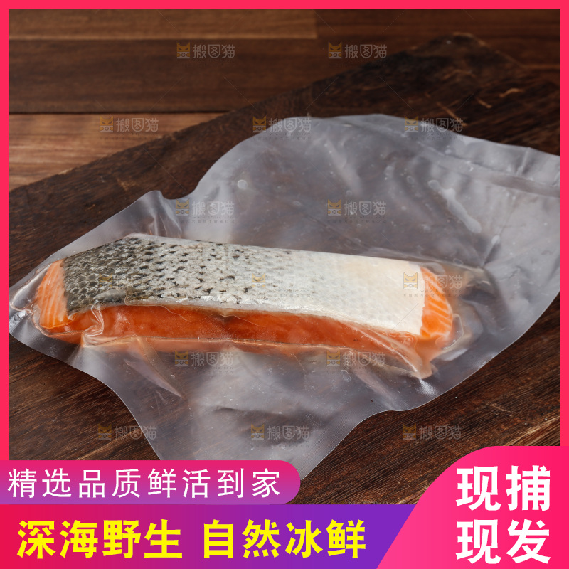 木底上放着一袋三文鱼