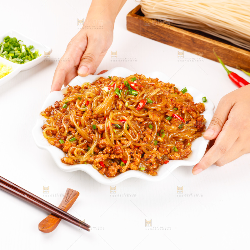 手端着一盘肉末粉条
