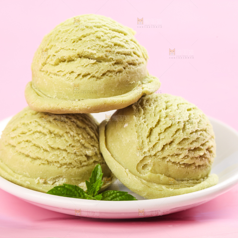 盘子里的抹茶冰淇淋
