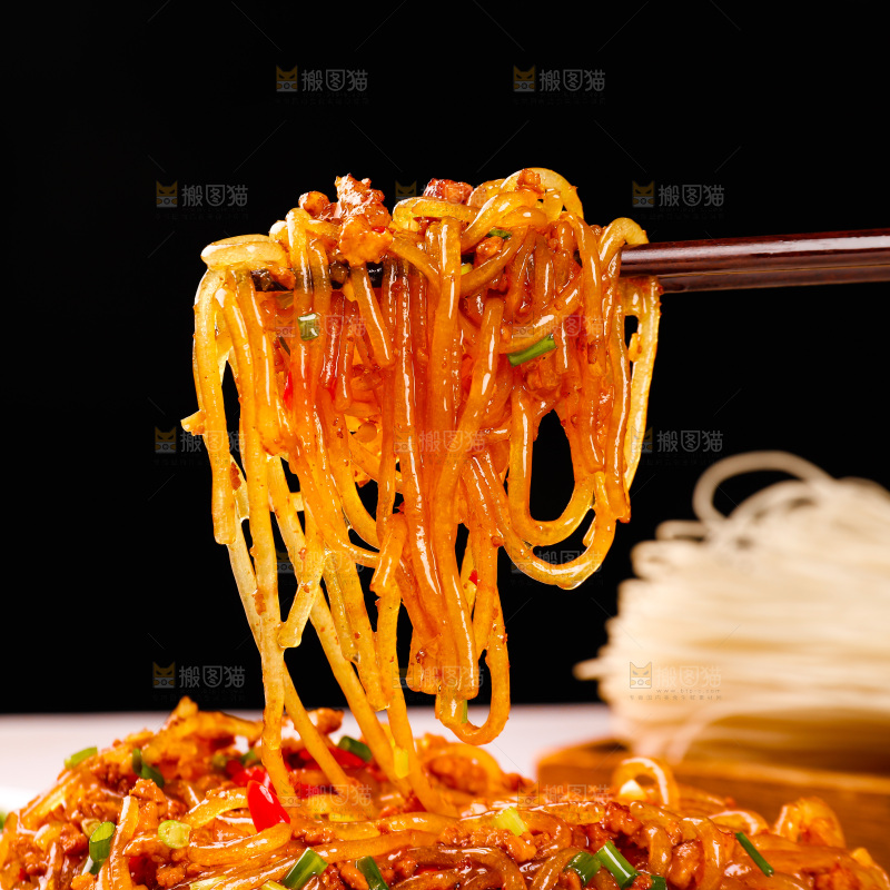 筷子上夹着肉末炒粉条